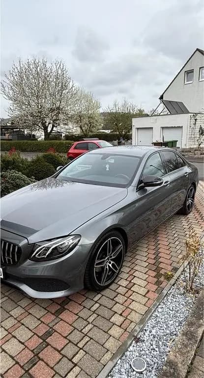 Main__Slider__Photo:Mercedes-Benz E-Class Benz E200 in super Optik sehr gep... 09/2018-0
