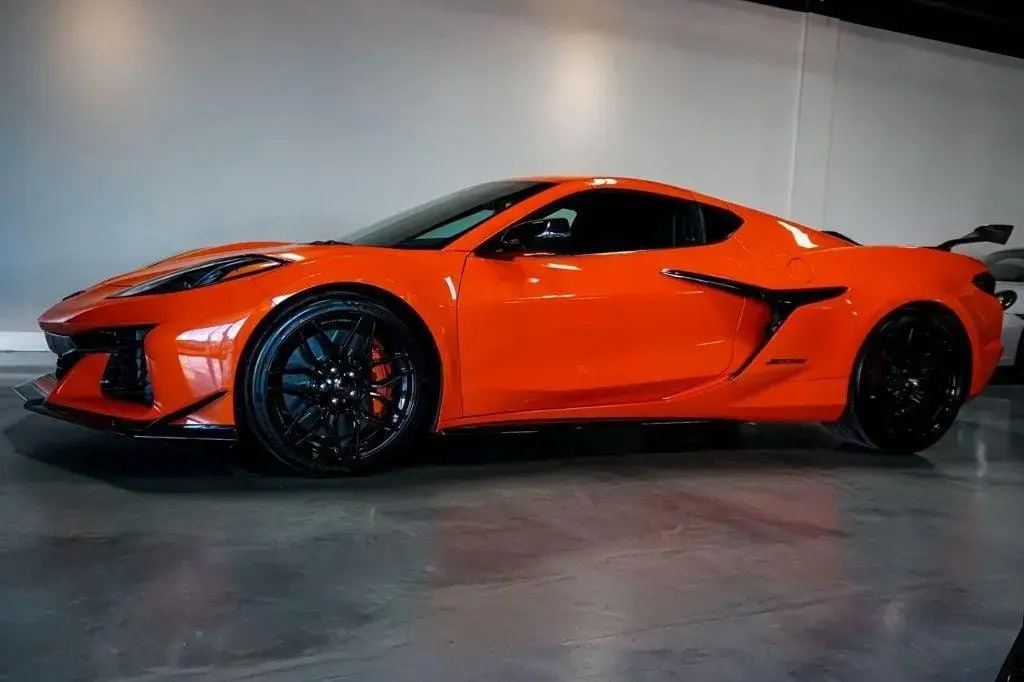 Main__Slider__Photo:Corvette Z06 2LZ Z07 Performance Paket MY25 08/2025-1
