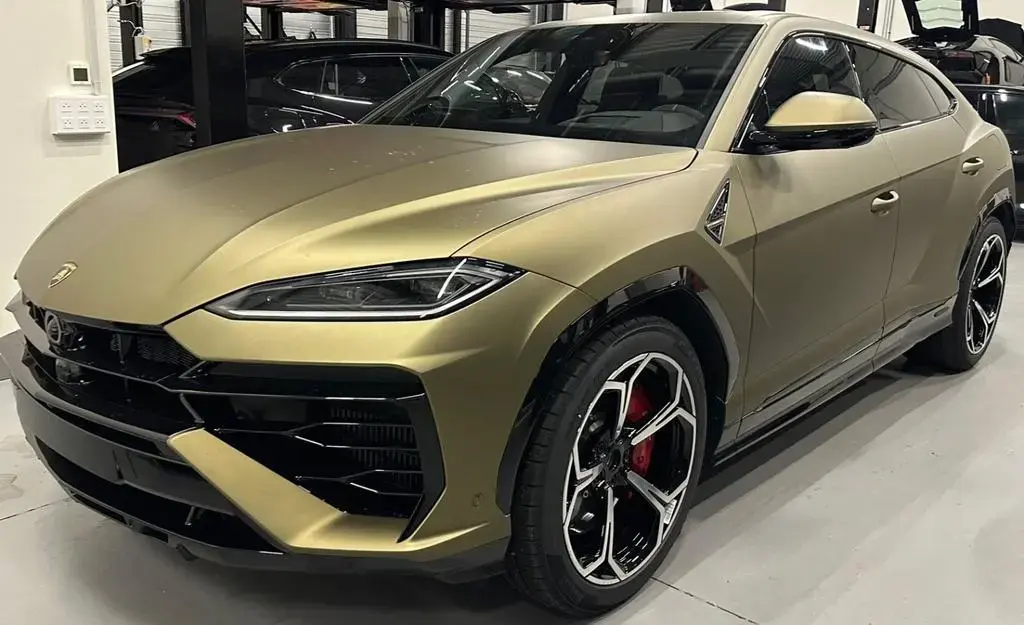 Main__Slider__Photo:Lamborghini Urus 4.0 V8 PHEV SE/BANG & OLUFSEN/MATT/MY26 null-1
