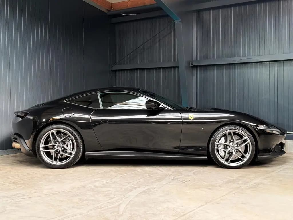 Main__Slider__Photo:Ferrari Roma +Carbon + ADAS + Beifahrerdisplay 08/2019-0