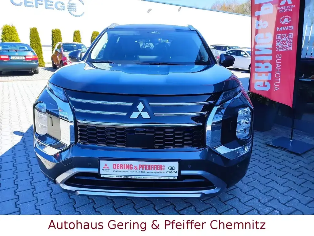 Main__Slider__Photo:Mitsubishi Outlander 2.4 PHEV 100 kW S-AWC Intro Edition 09/2025-1
