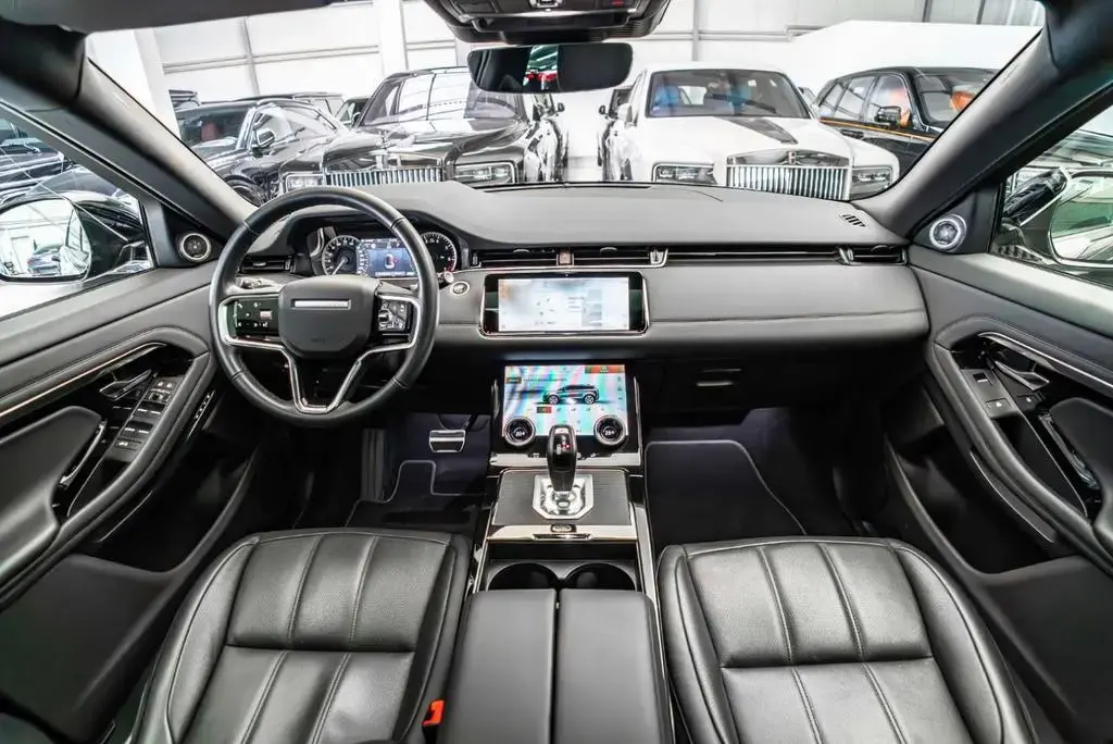 Main__Slider__Photo:Land Rover Range Rover Rover Evoque P300e R-Dyn SE/ Pano / Winter 02/2022-1