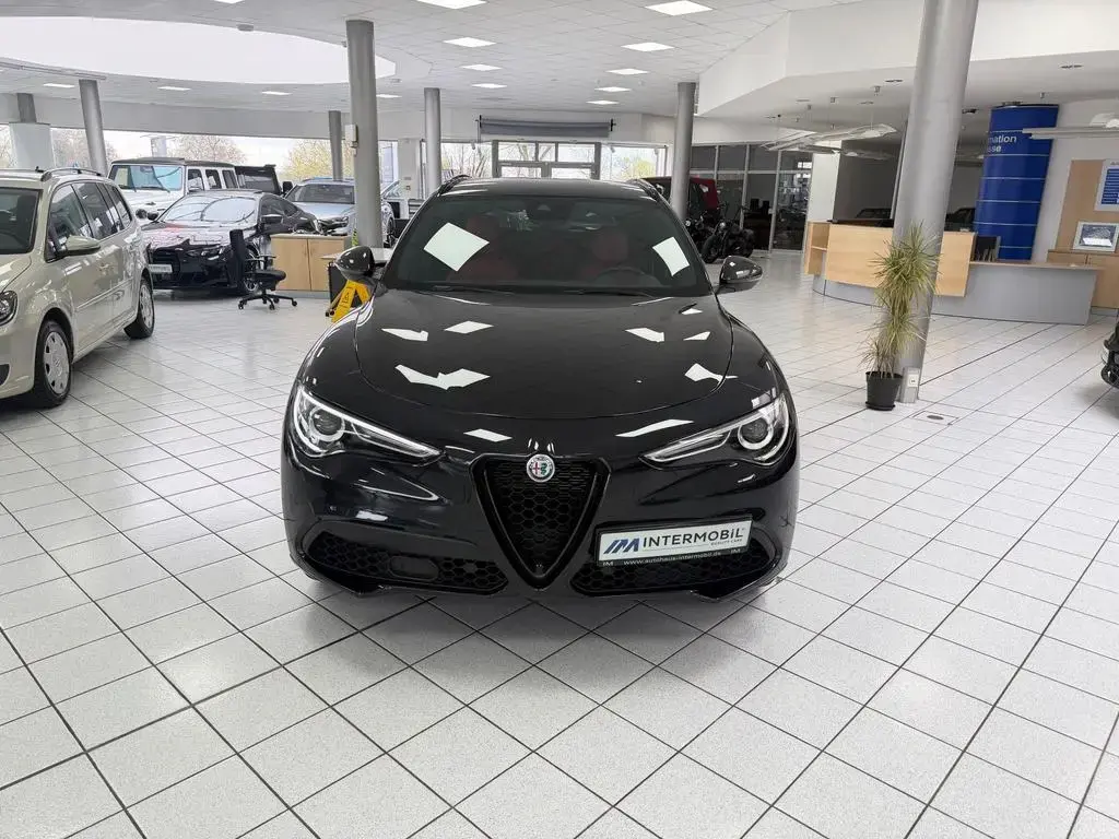 Main__Slider__Photo:Alfa Romeo Stelvio Veloce Q4*Fahrwerk Aktiv*Performance* 02/2022-1