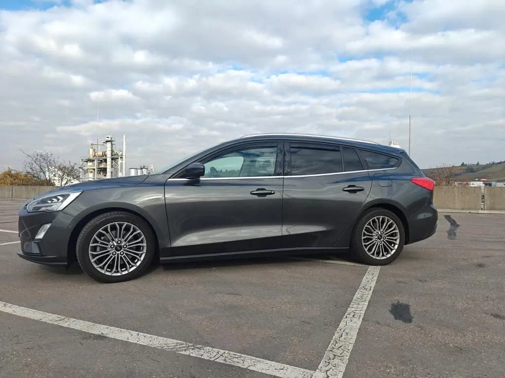 Main__Slider__Photo:Ford Focus 1,5 EcoBoost Pano-Dach AHK 02/2019-0