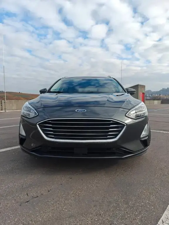 Main__Slider__Photo:Ford Focus 1,5 EcoBoost Pano-Dach AHK 02/2019-1
