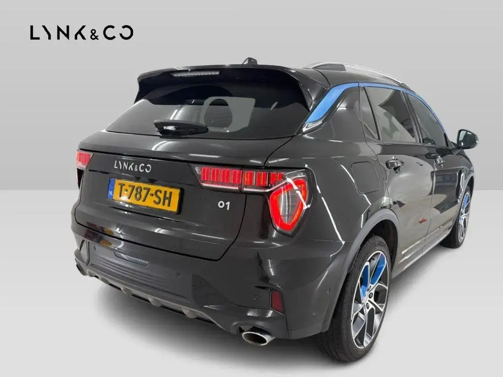 Main__Slider__Photo:Lynk&Co 01 1.5 262pk PHEV Zwarte Hemel 360° Pano.dak AHK 09/2023-1