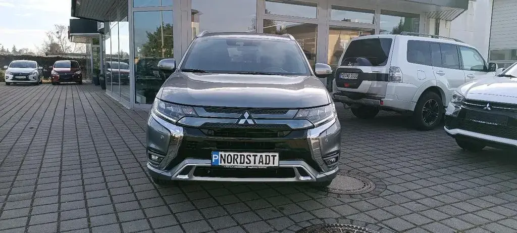Main__Slider__Photo:Mitsubishi Outlander Plug-in Hybrid TOP 2.4 MIVEC 4WD 06/2020-1