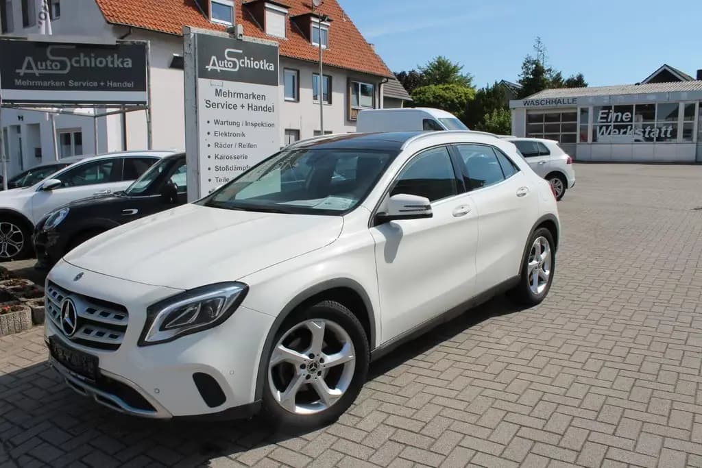 Main__Slider__Photo:Mercedes-Benz GLA 180 Urban-Navi-Panoramadach-PDC 08/2017-0
