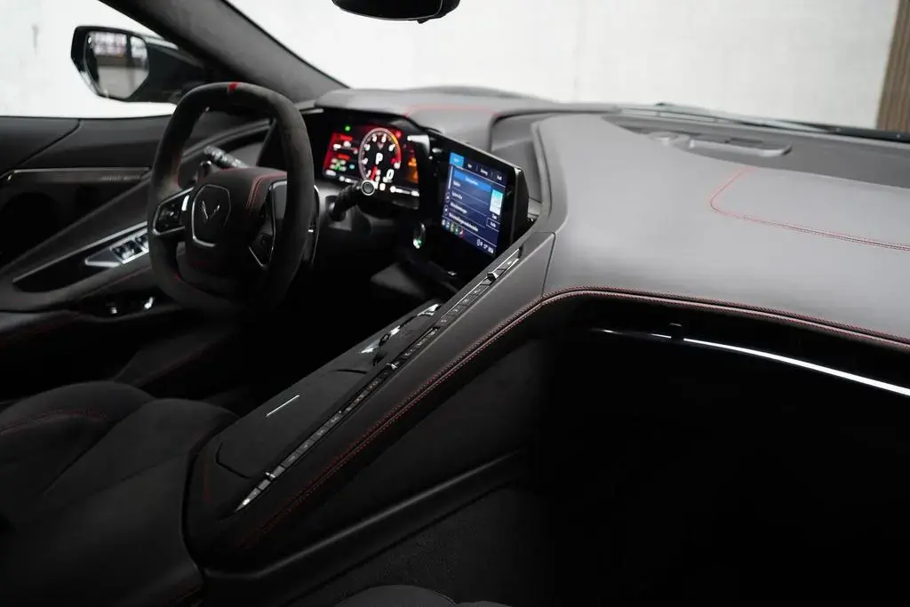 Main__Slider__Photo:Corvette C8 Stingray Convertible 08/2023-1