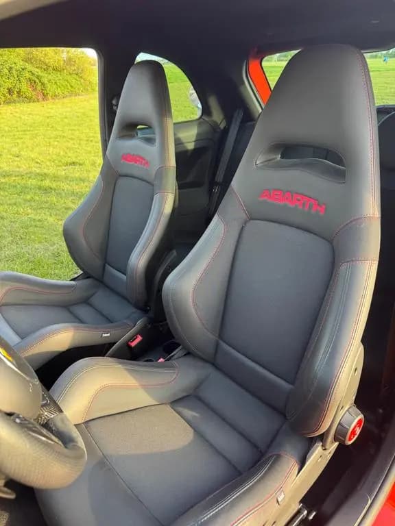 Main__Slider__Photo:Abarth 695 1.4 T-Jet 16V 695 Automatik - 02/2024-0