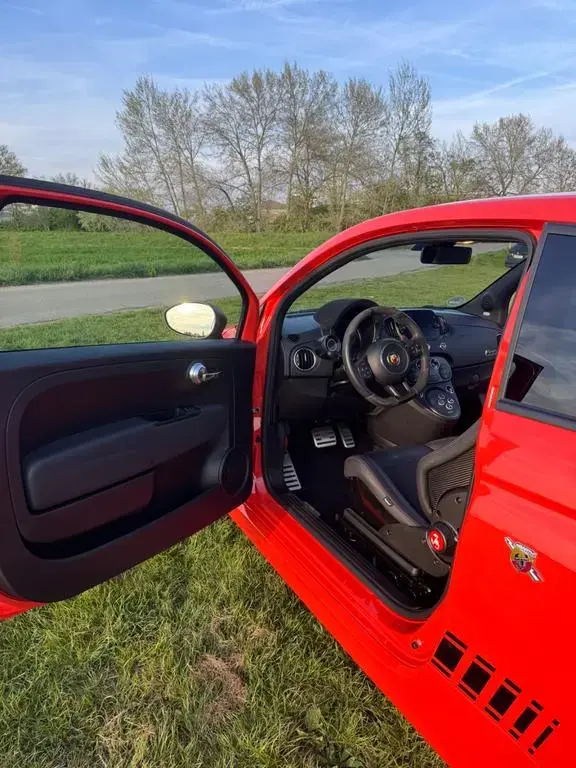 Main__Slider__Photo:Abarth 695 1.4 T-Jet 16V 695 Automatik - 02/2024-1