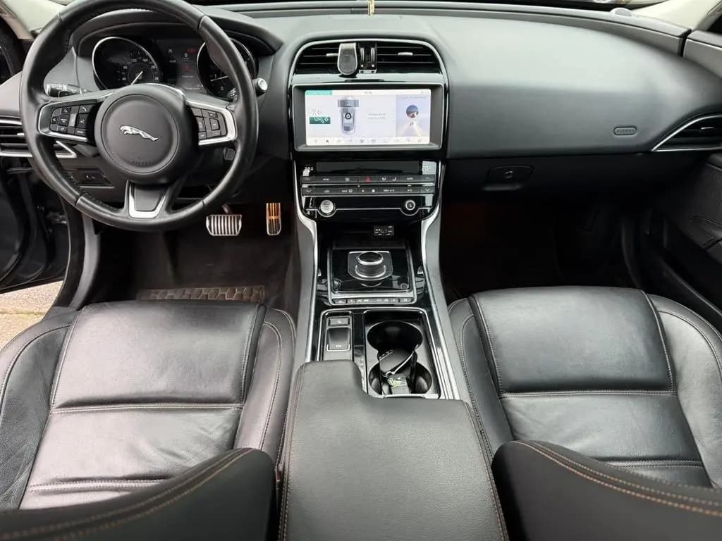 Main__Slider__Photo:Jaguar XE 2019 05/2019-0