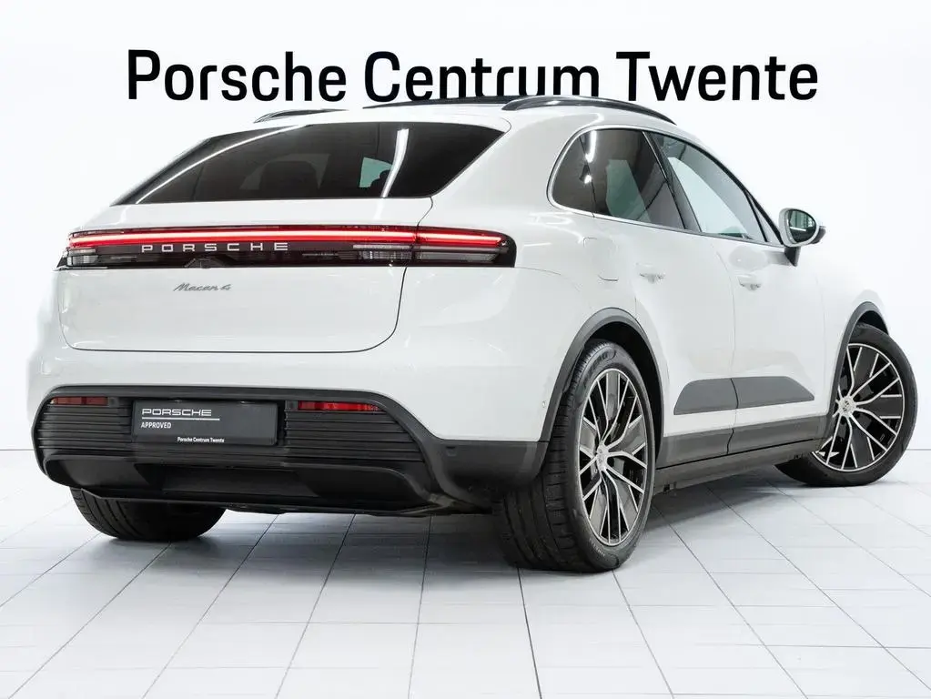 Main__Slider__Photo:Porsche Macan 4 01/2024-1