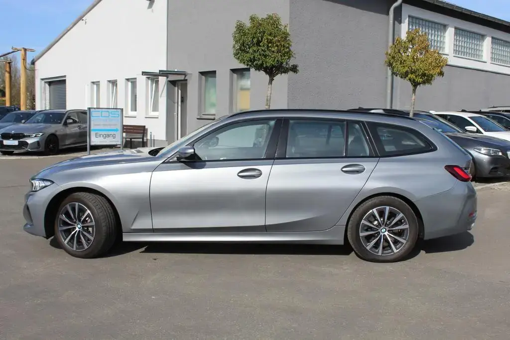Main__Slider__Photo:BMW 3 Series 330d xDrive Tour.+HUD+Lenkradh.+17Z+Live Cockpit 11/2022-1