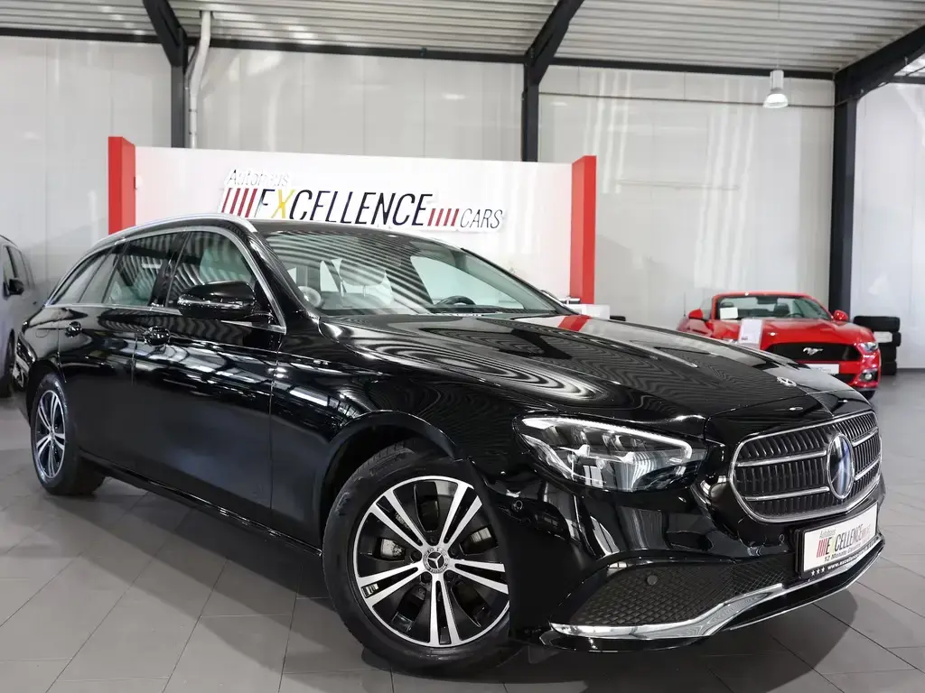 Main__Slider__Photo:Mercedes-Benz E-Class d T AVANTGARDE-BUSINESS / BLACK & GREY / 03/2022-1