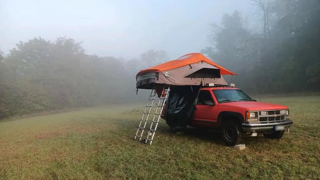 Main__Slider__Photo:Chevrolet Suburban Camper Overlander Dachzelt 10/1996-0
