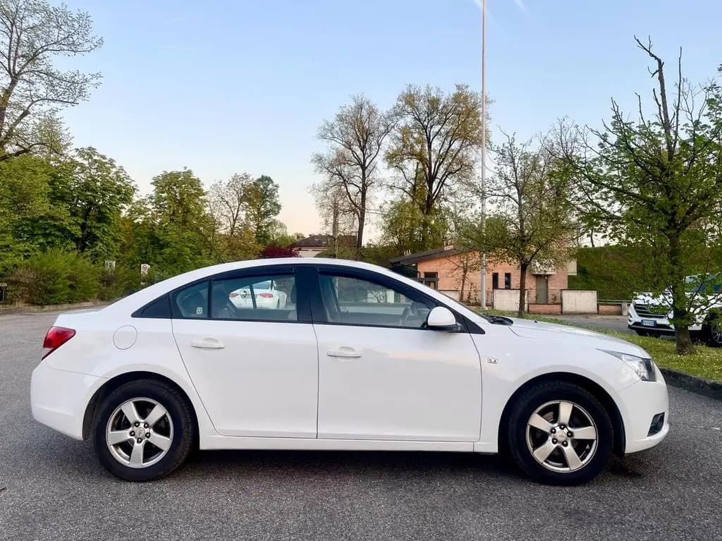Main__Slider__Photo:Chevrolet Cruze 1.6 aut. 4 porte LS 04/2012-0