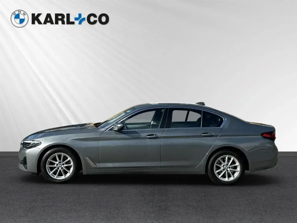 Main__Slider__Photo:BMW 5 Series 520 d Limousine Sportsitze Alarm Lordosenstütze 06/2023-1