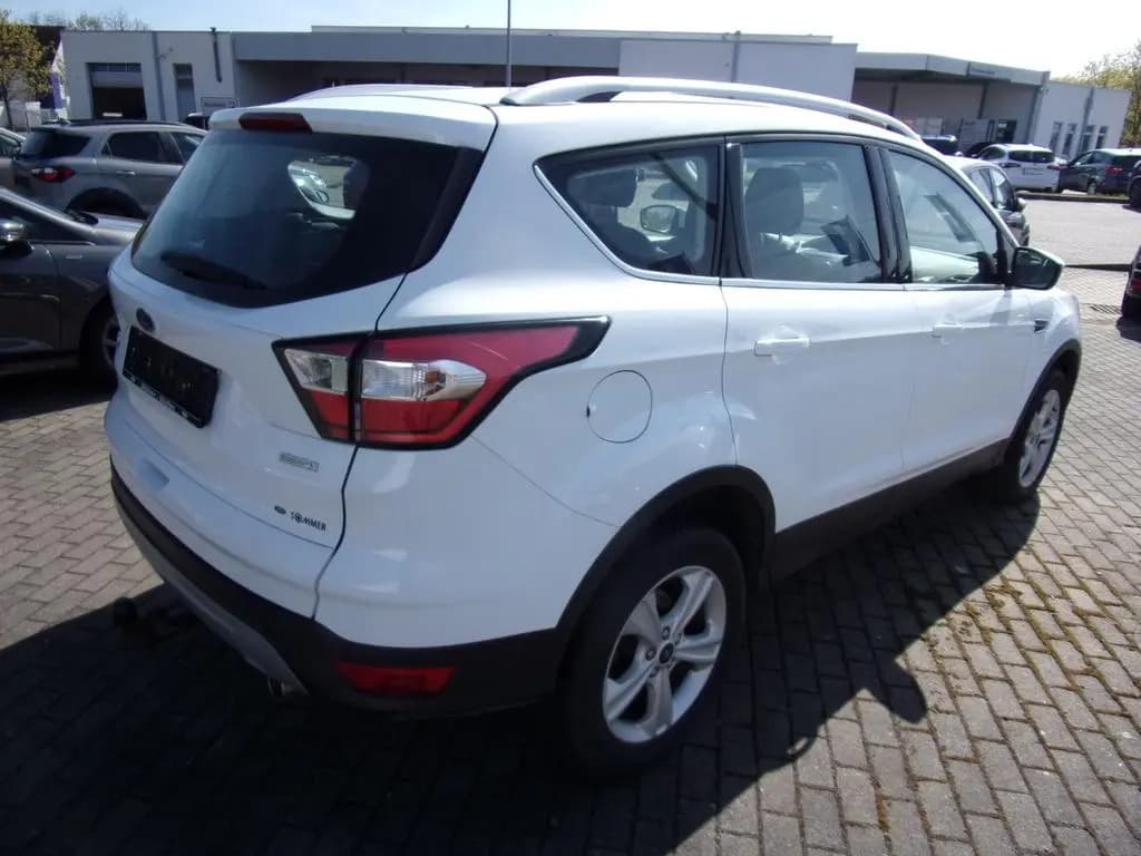 Main__Slider__Photo:Ford Kuga ALU, Winter Paket, AHK schwenk , Parkass. 01/2019-0