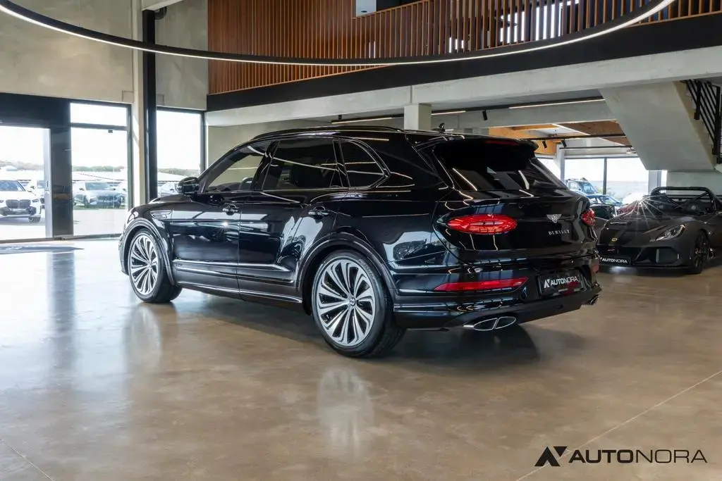 Main__Slider__Photo:Bentley Bentayga V8 Mulliner Blackline Dynamic Ride Naim 11/2021-1