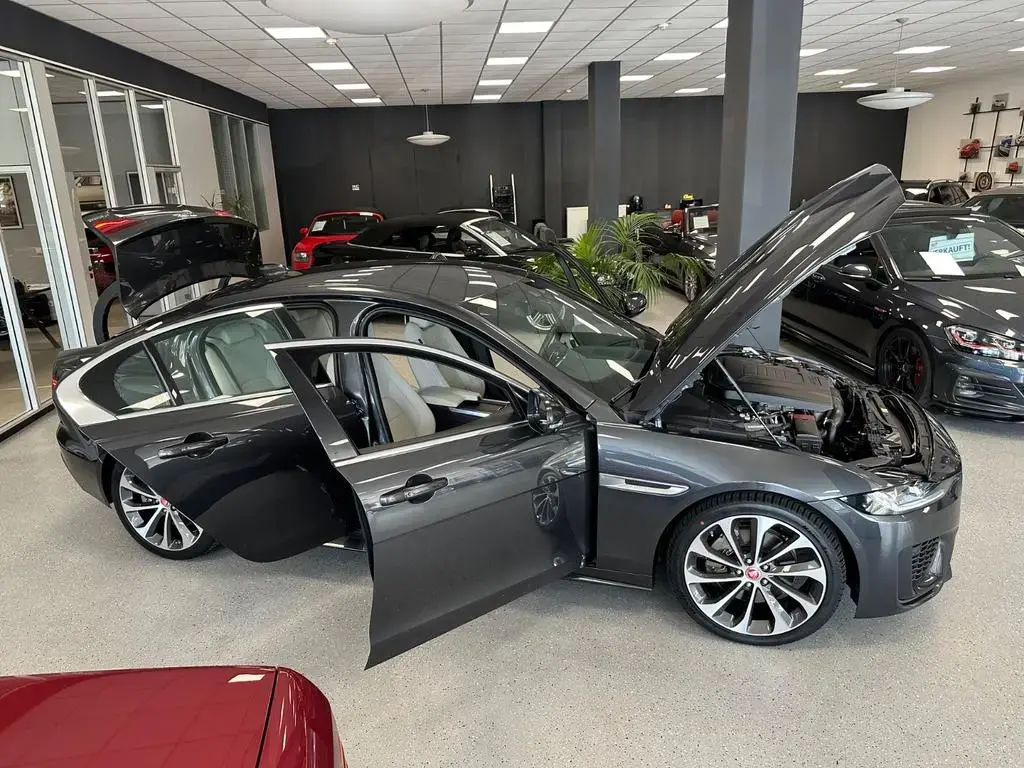 Main__Slider__Photo:Jaguar XE R-Dynamic HSE|360°|Meridian|18-Wege|DAB+|19" 06/2019-1