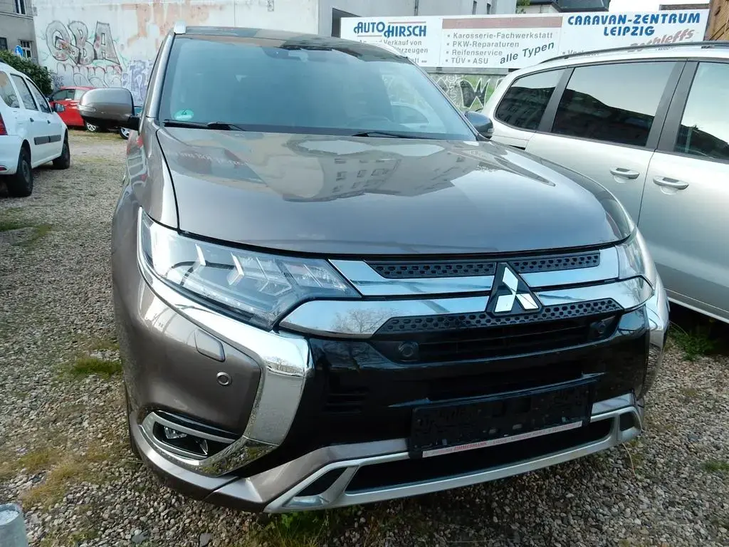 Main__Slider__Photo:Mitsubishi Outlander PHEV Top 4WD 05/2019-1