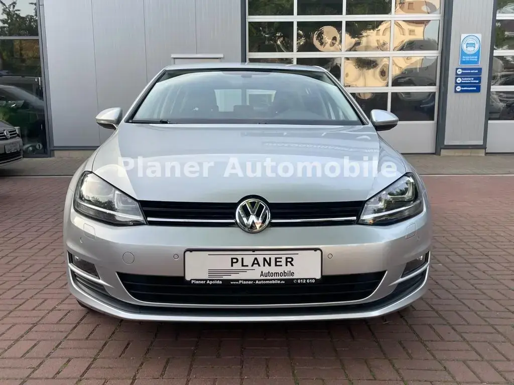 Main__Slider__Photo:Volkswagen Golf VII Lim. Comfort. Xenon Sitzh. HU/AU neu 11/2017-1