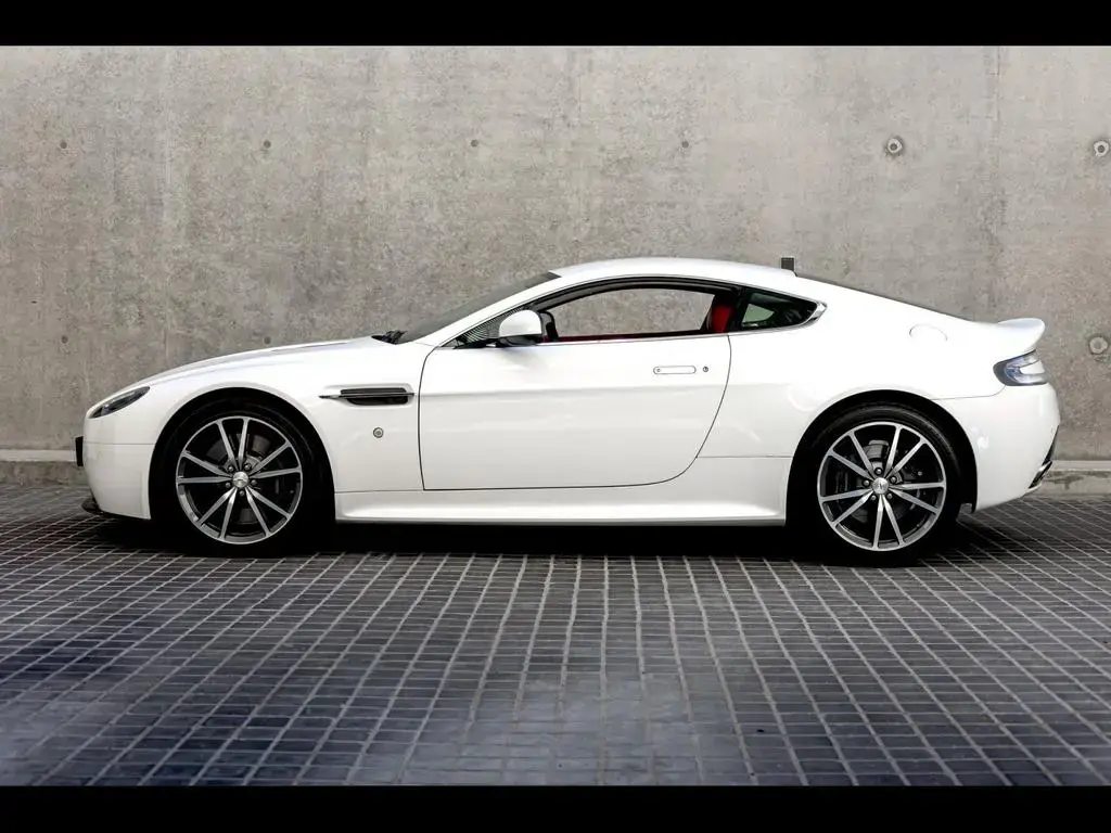 Main__Slider__Photo:Aston Martin V8 Vantage S COUPE SPORTSHIFT II°STRATUS WHITE 03/2017-1