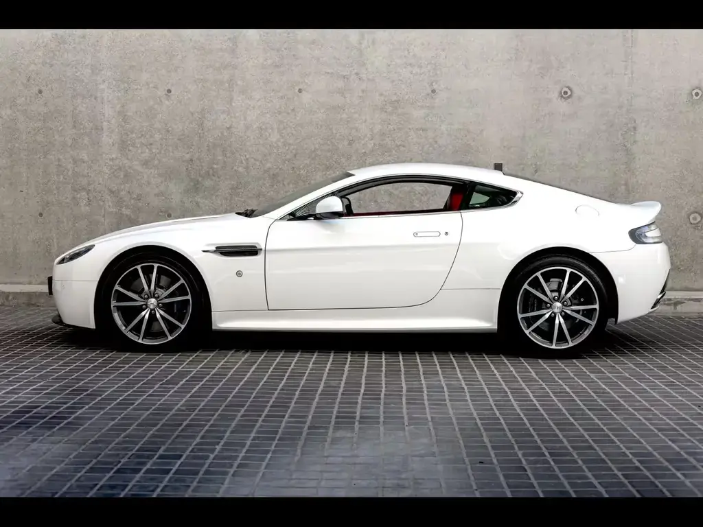 Main__Slider__Photo:Aston Martin V8 Vantage S COUPE SPORTSHIFT II°STRATUS WHITE 03/2017-1