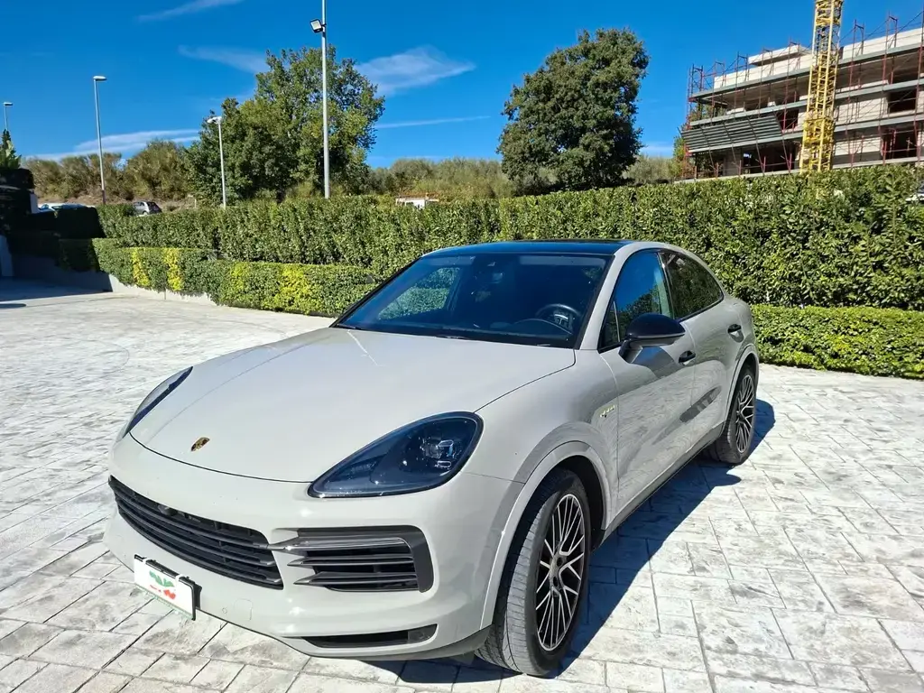 Main__Slider__Photo:Porsche Cayenne E-Hybrid - coupe Netto export 11/2021-1