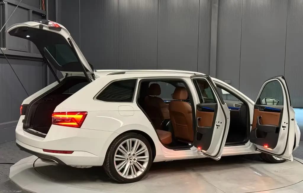 Main__Slider__Photo:Skoda Superb Combi L&K *19Zoll*LEDER/Braun*SitzKlima* 09/2022-0