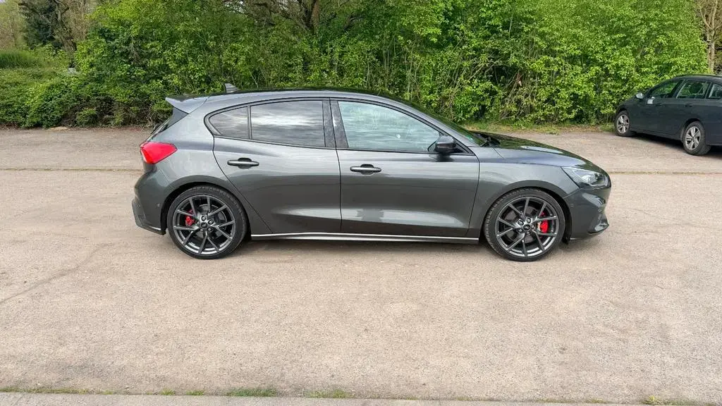 Main__Slider__Photo:Ford Focus 2,3 ST Vollausst. incl. AHK 12/2020-1