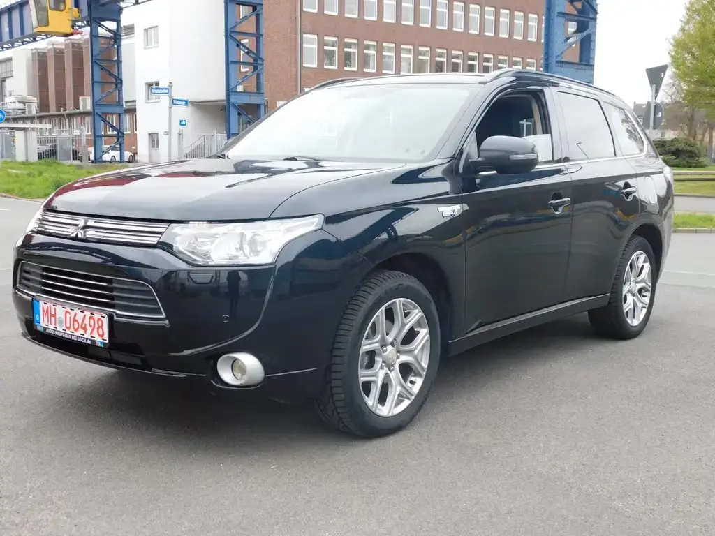 Main__Slider__Photo:Mitsubishi Outlander PHEV Basis 4WD/Benzin-Hybrid 04/2014-1