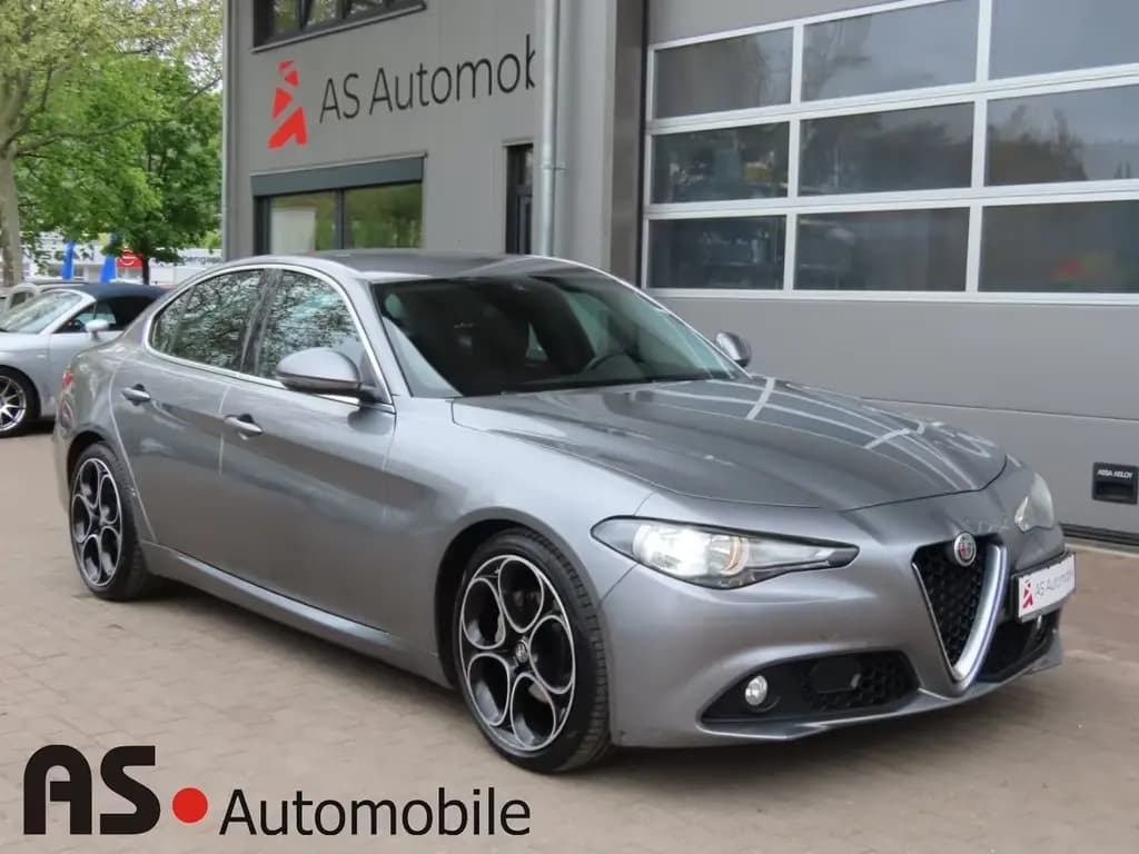 Main__Slider__Photo:Alfa Romeo Giulia Super 1.Hd*Bi-Xen*Navi*Standheiz.*SHZ*PDC 10/2017-0