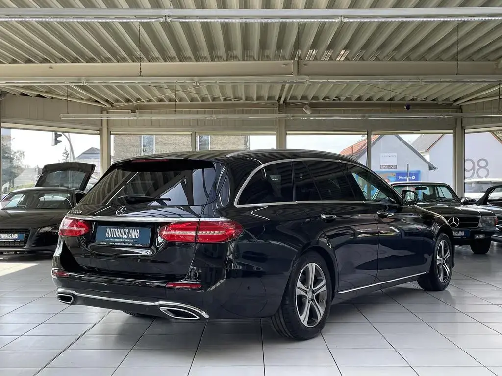 Main__Slider__Photo:Mercedes-Benz E-Class 220 d Avantgarde Leder Kamera Virtual Keyless 01/2017-1