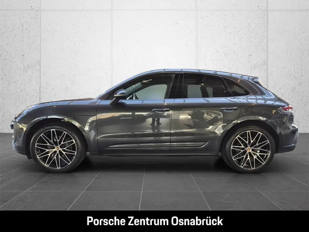Main__Slider__Photo:Porsche Macan Pano Luft 21-Zoll RS CarPlay Rückfahrkame 02/2023-0