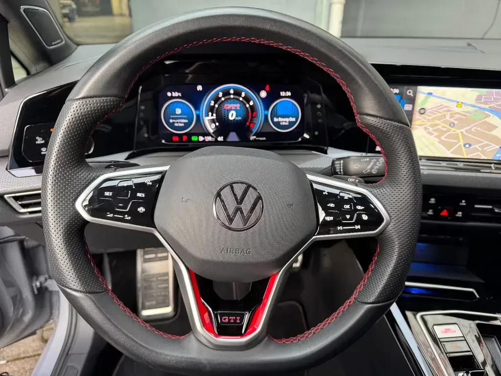 Main__Slider__Photo:Volkswagen Golf GTI 2.0 TSI DSG-Matrix-HarmanKardon-Navi 04/2024-1