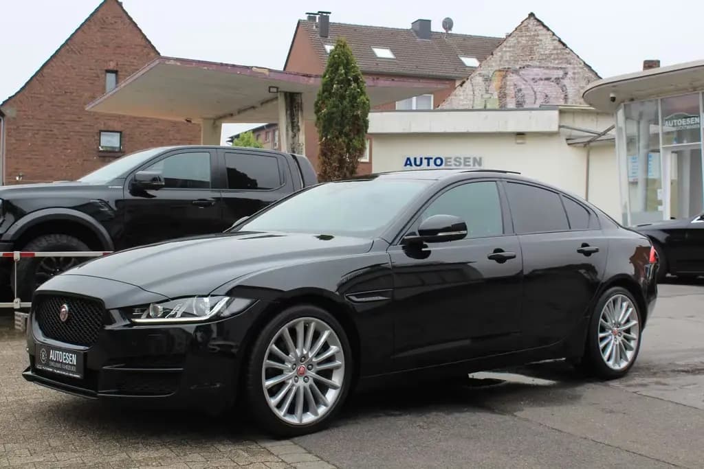 Main__Slider__Photo:Jaguar XE 25t+PANORAMA+KAMERA+AHK+NAVI+LEDER 08/2018-0