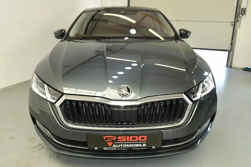 Main__Slider__Photo:Skoda Octavia Lim. First Edit. HuD*MASSG*CANT*AHK*LüFT 03/2021-1
