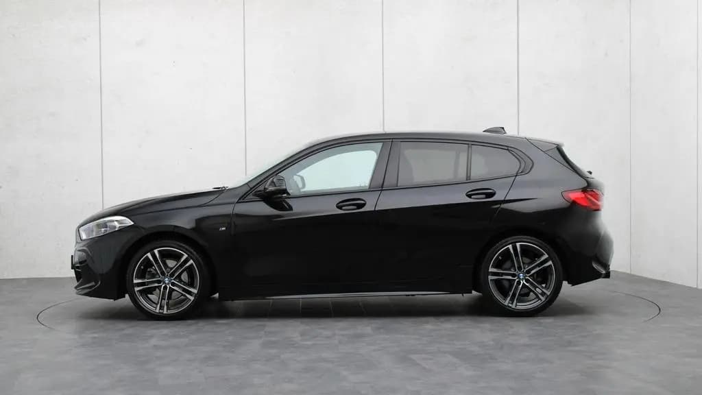 Main__Slider__Photo:BMW 1 Series 118i M Sport, RFK, M Sportsitze, Shadow-line, 08/2020-0