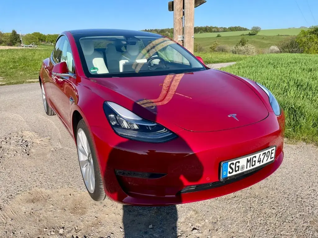 Main__Slider__Photo:Tesla Model 3 Standard-Reichweite Plus - Hinterrad... 08/2019-1