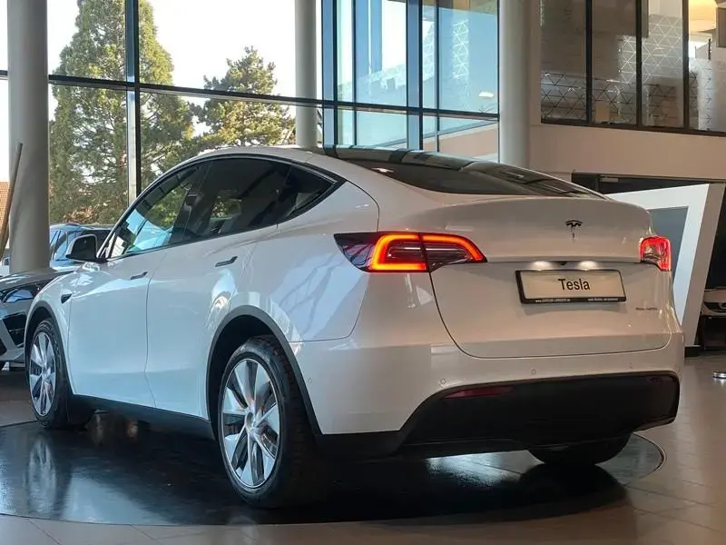 Main__Slider__Photo:Tesla Model Y AWD Long Range Dual Motor Panorama LED 03/2022-1