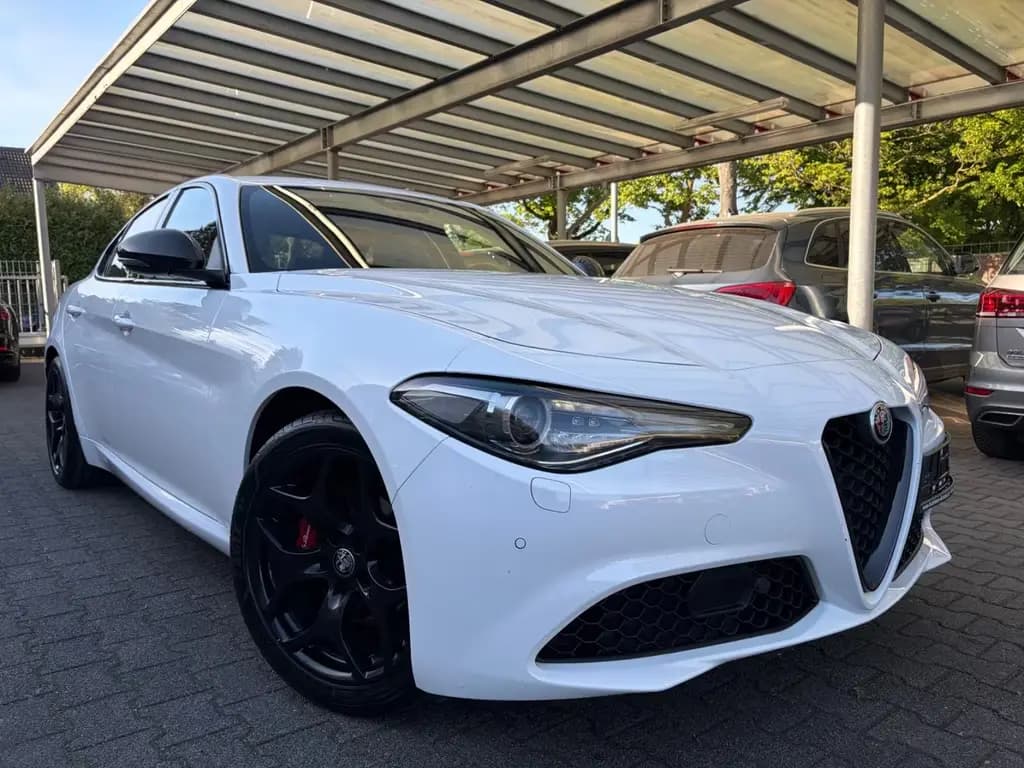 Main__Slider__Photo:Alfa Romeo Giulia B-Tech|LEDER|NAVI|BI-XENON|RKAM|ACC| 04/2019-0
