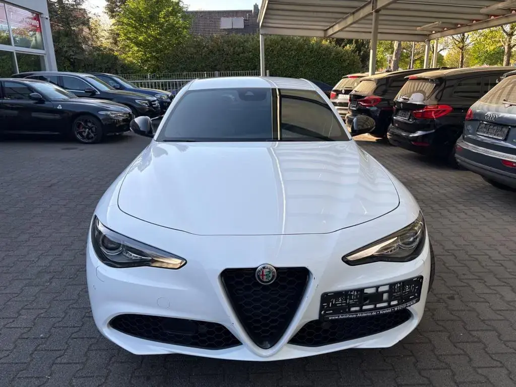 Main__Slider__Photo:Alfa Romeo Giulia B-Tech|LEDER|NAVI|BI-XENON|RKAM|ACC| 04/2019-1