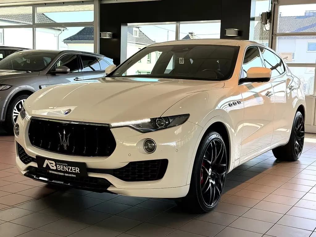 Main__Slider__Photo:Maserati Levante S/CARBON/HARMAN-KARDON/KAMERA/BRD 12/2017-0