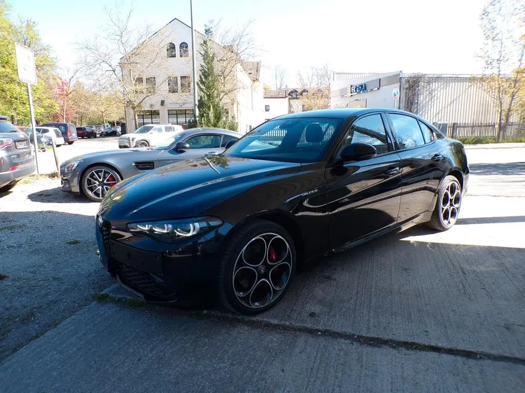 Main__Slider__Photo:Alfa Romeo Giulia Veloce Q4 Premium-Paket/Matrix-LED 09/2023-0