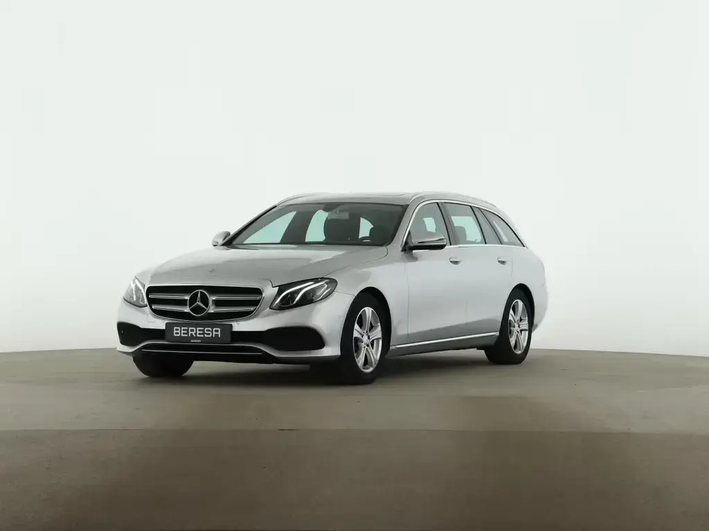Main__Slider__Photo:Mercedes-Benz E-Class 250 T Avantgarde Schiebedach LED Kamera 01/2017-1