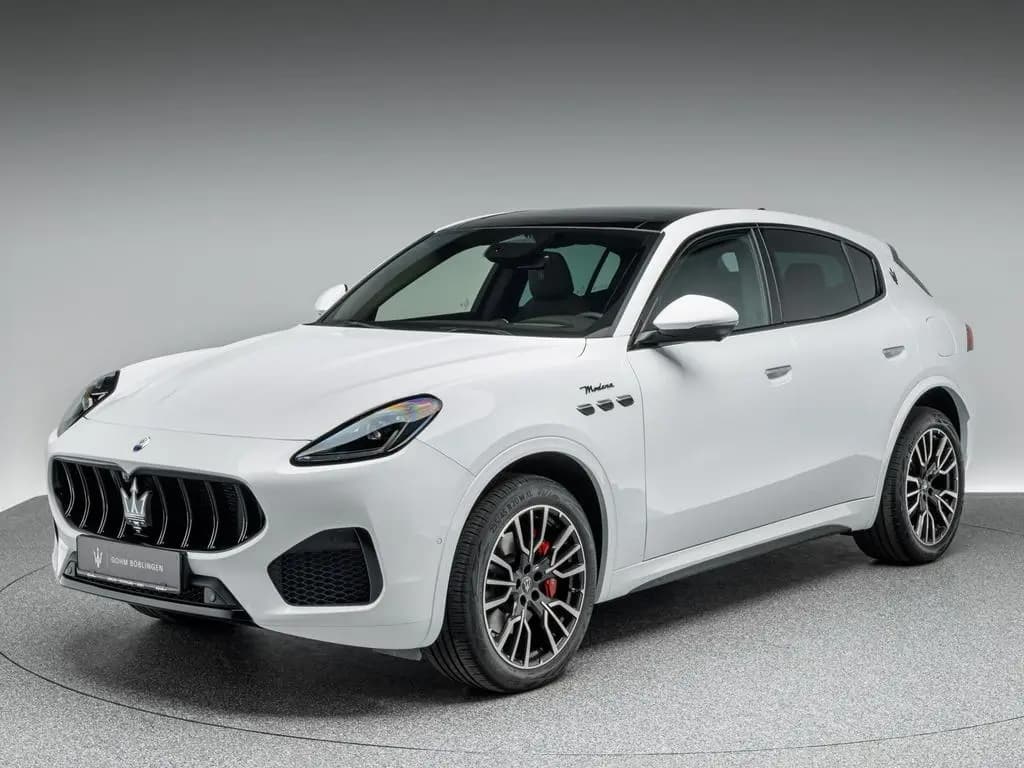 Main__Slider__Photo:Maserati Grecale Modena PANO + CARBON + 1. HAND 04/2023-0
