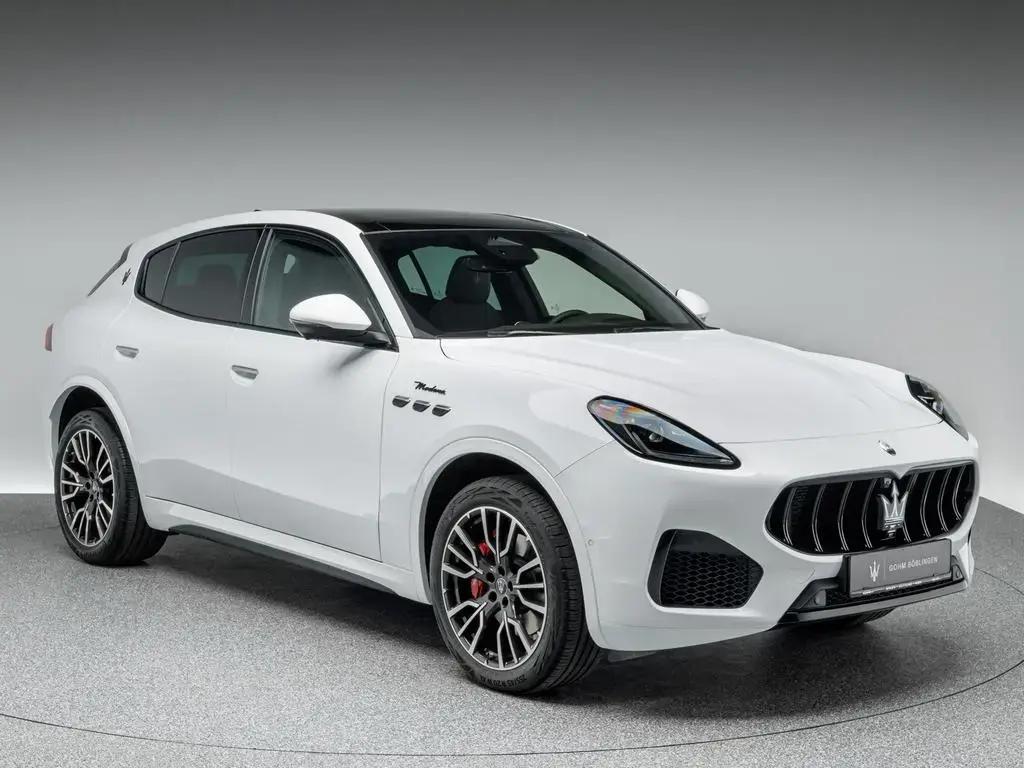 Main__Slider__Photo:Maserati Grecale Modena PANO + CARBON + 1. HAND 04/2023-1