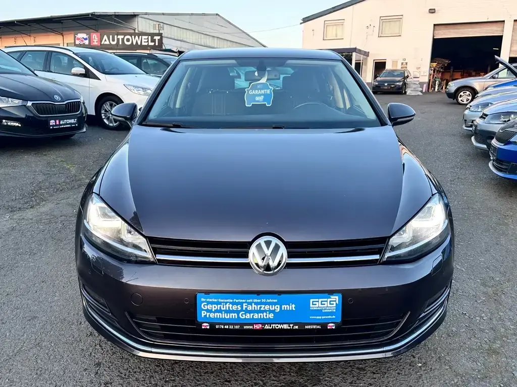 Main__Slider__Photo:Volkswagen Golf VII 110PS Lounge SitzHz Navi PDC CarPlay 10/2015-1